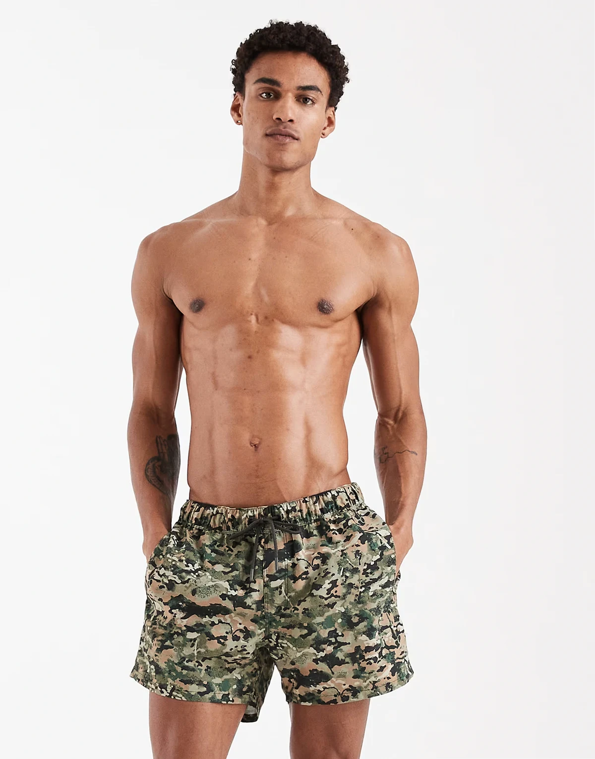 – Kurze Badeshorts mit Military-Muster in Khaki