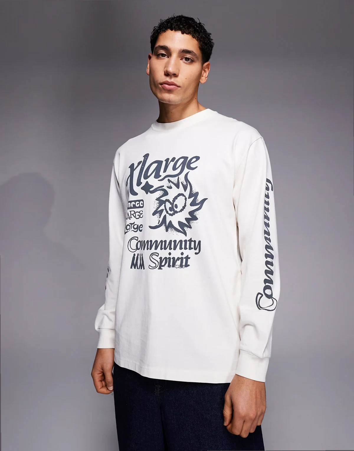 – T-shirt z długimi rękawami w kolorze złamanej bieli z grafiką z logo