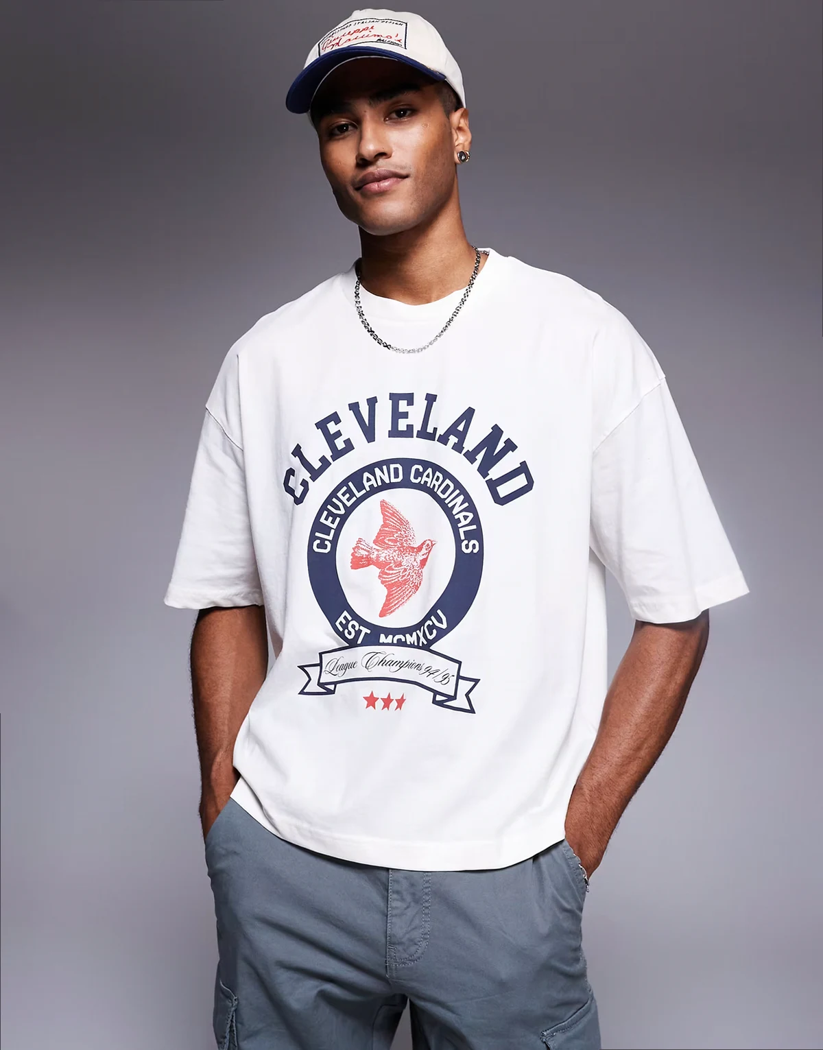 – T-shirt w kolorze złamanej bieli o pudełkowym kroju oversize z grafiką uczelnianą