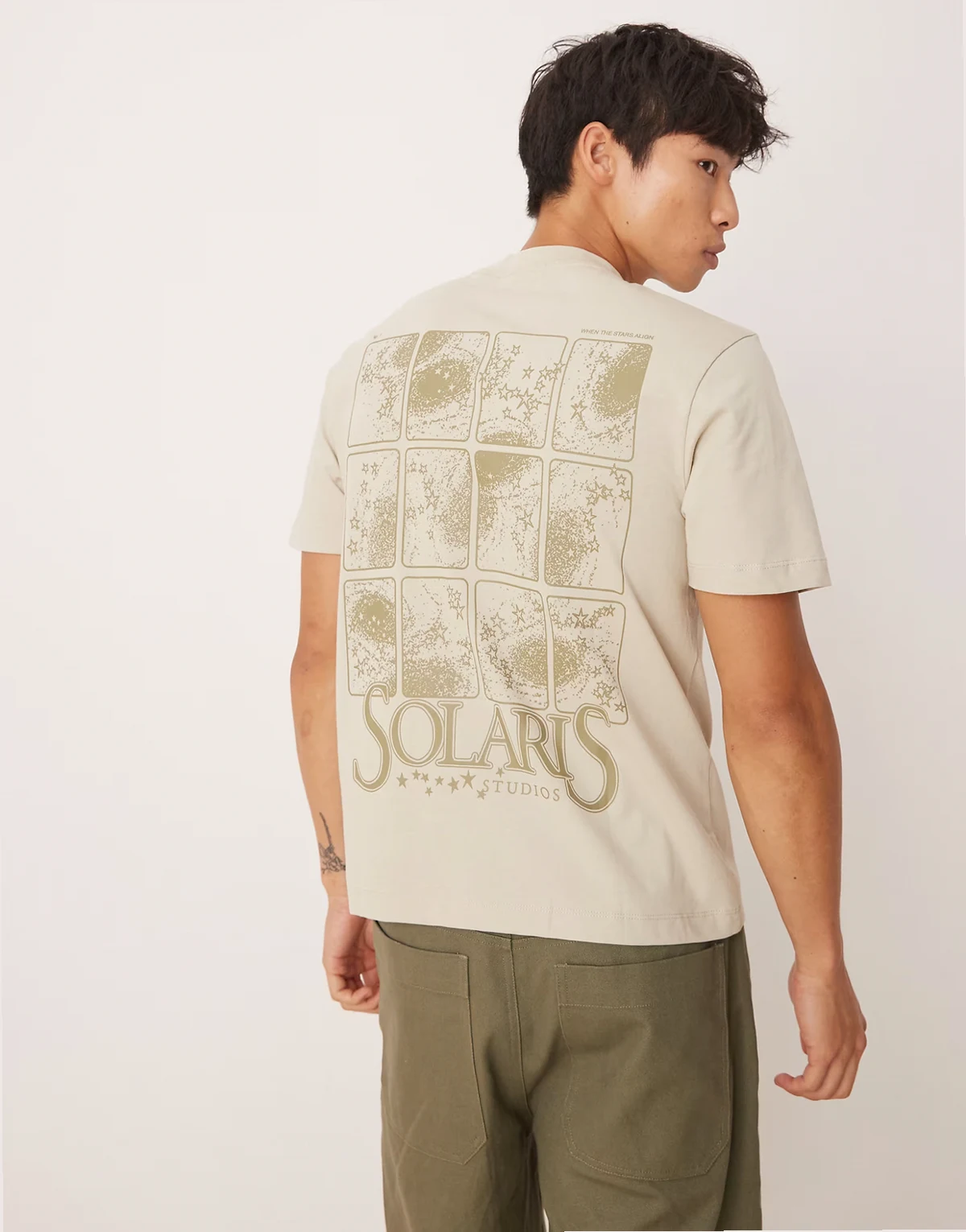 – Boxy Fit T-Shirt in Beige mit Himmels-Print