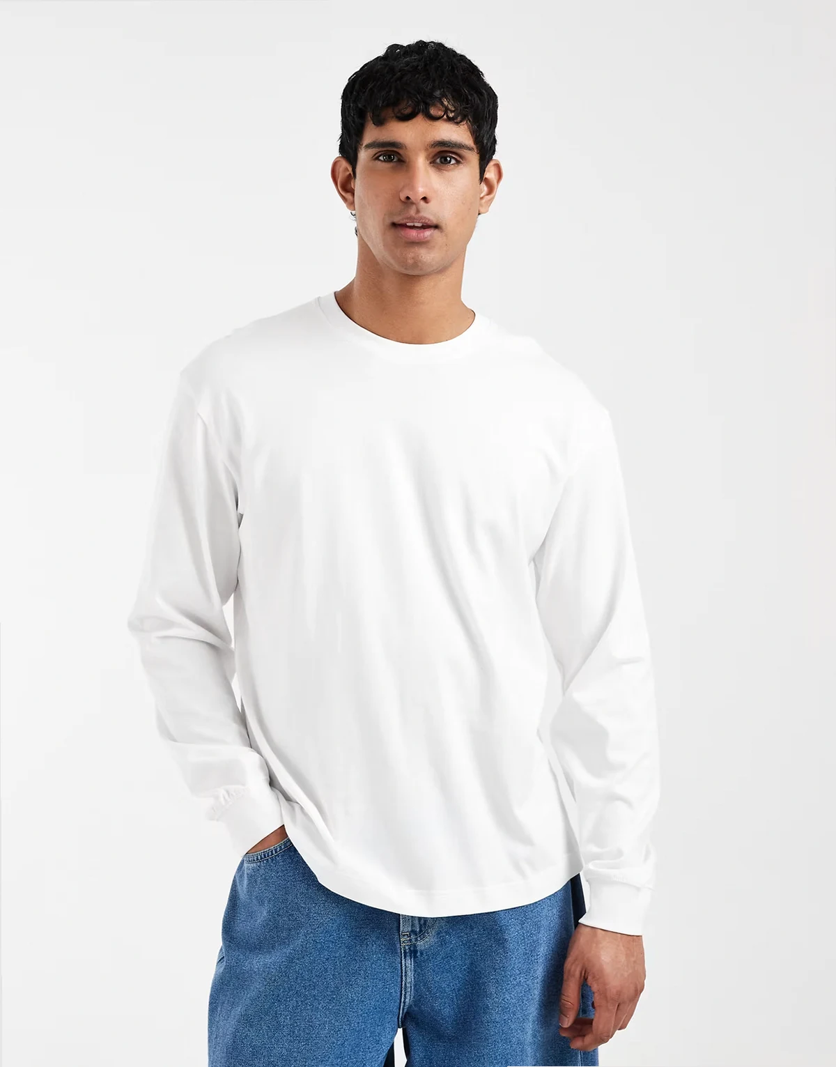 – Biały bawełniany T-shirt oversize z długimi rękawami