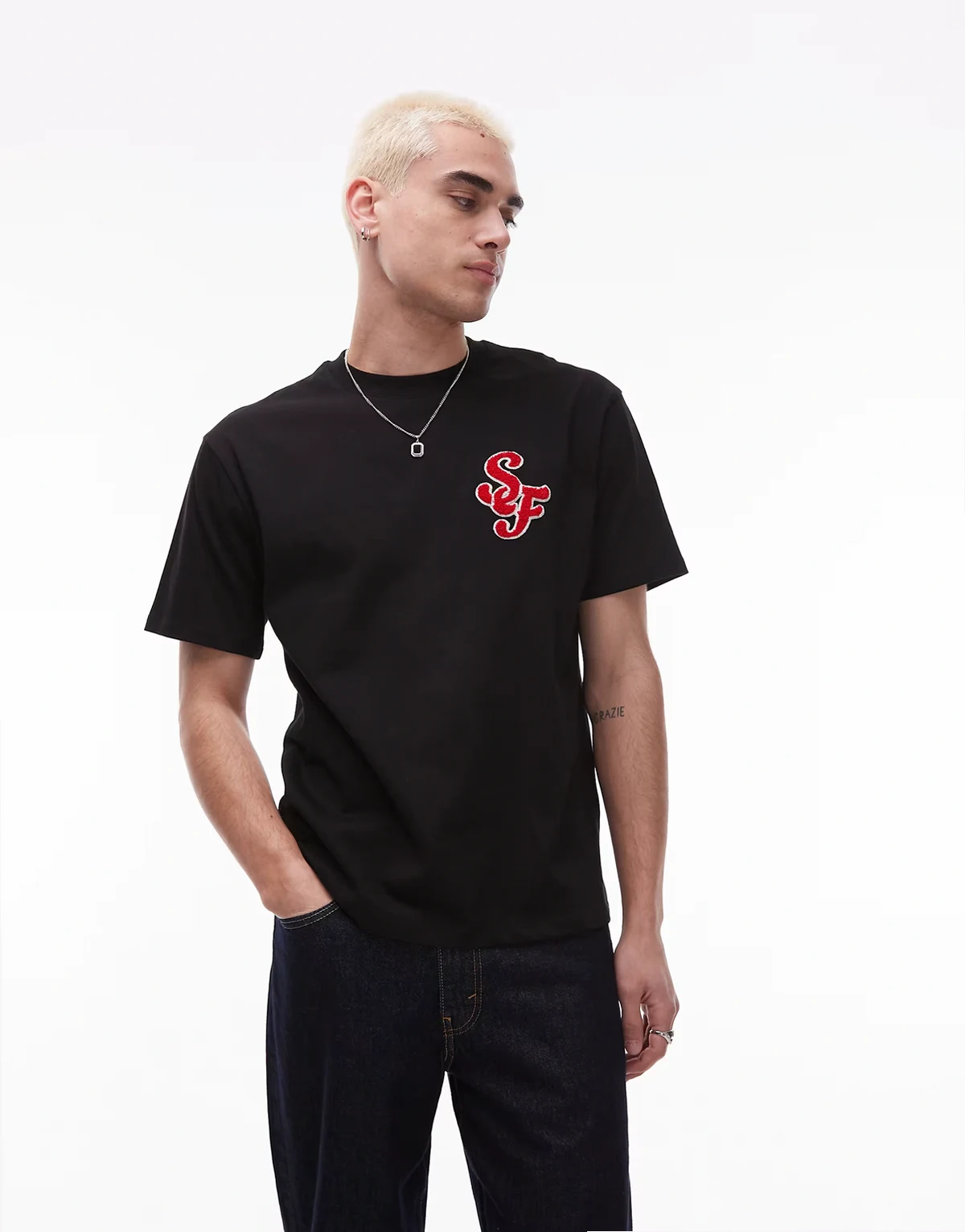 – Schweres Relaxed-Fit-T-Shirt in Schwarz mit aufgesticktem Buchstaben auf Chenille-Print