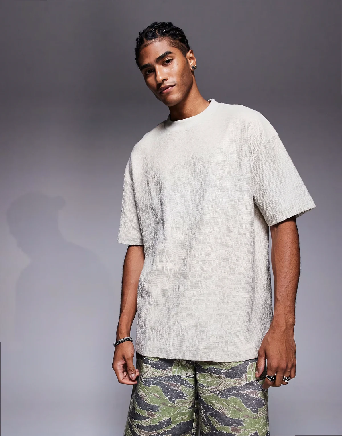 – Hochwertiges, strukturiertes Oversize-T-Shirt in Steinbeige