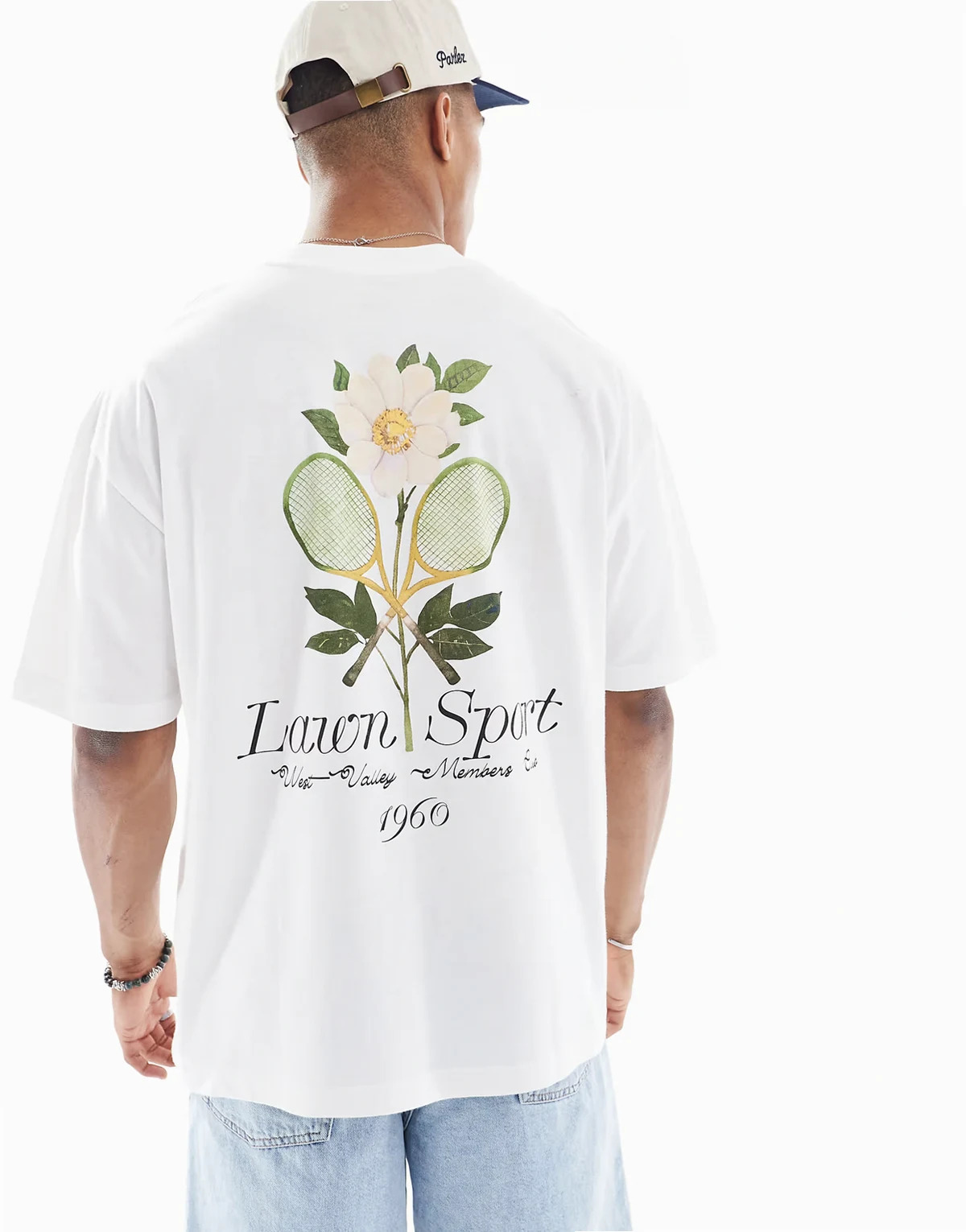– Biały T-shirt oversize z tenisową grafiką