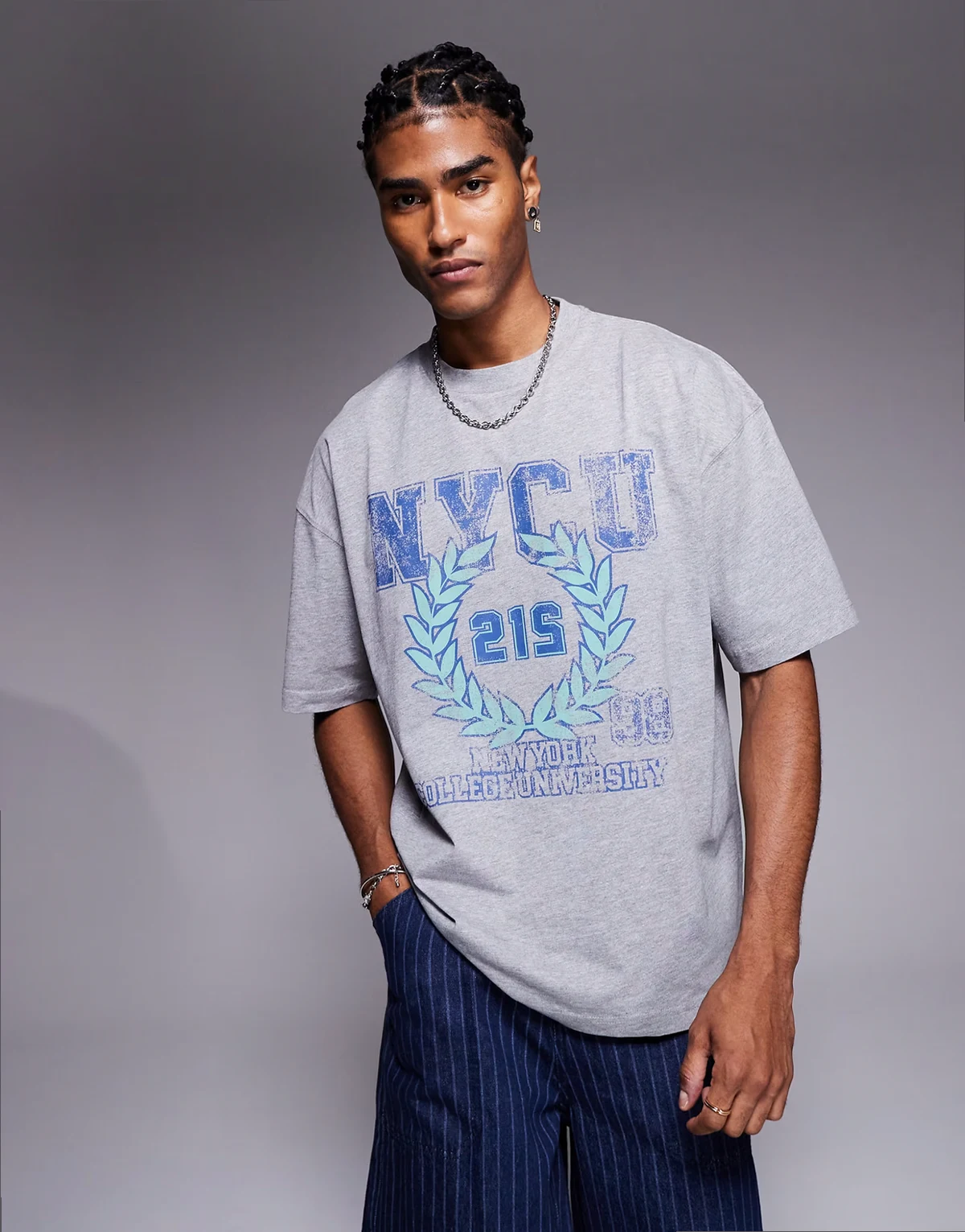 – Oversize-T-Shirt in weiß meliert mit College-Grafiken