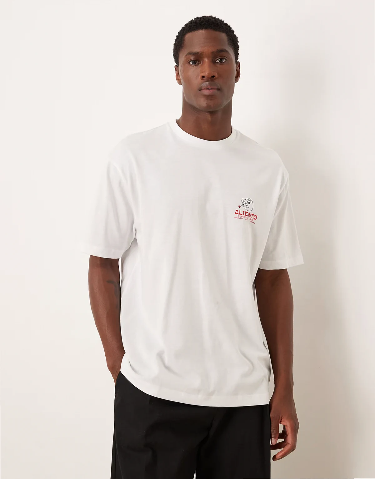 – Biały luźny T-shirt z małą grafiką