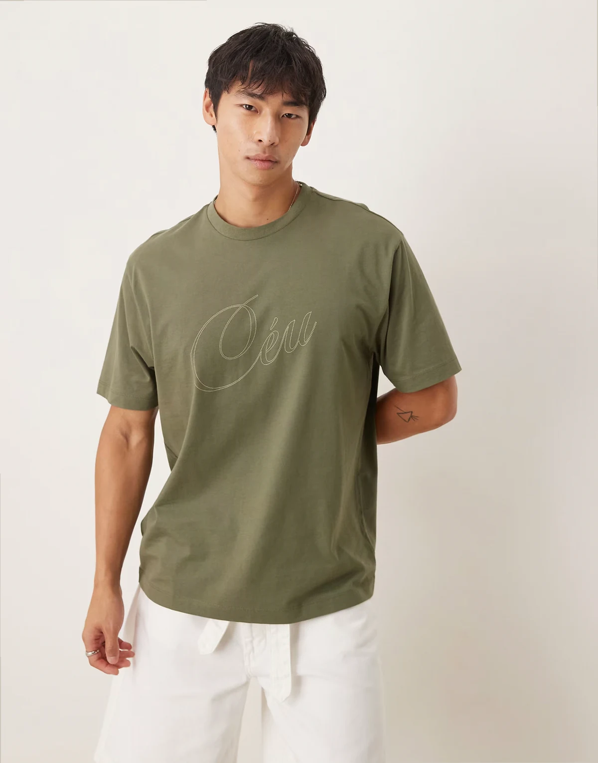 – Locker geschnittenes T-Shirt in Khaki mit Schriftzug-Print