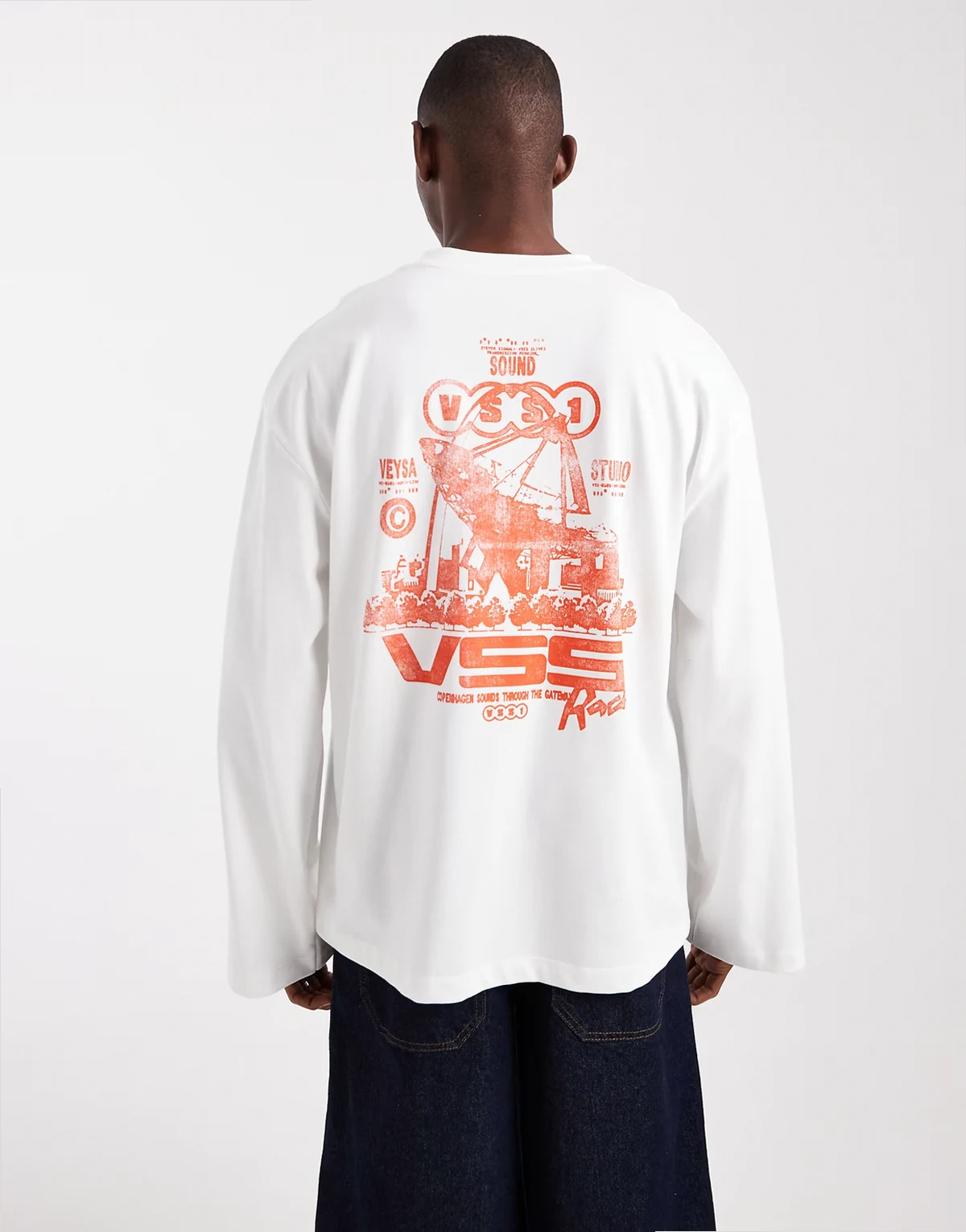 – Schweres, langärmliges Oversize-T-Shirt in Cremeweiß mit Straßen-Grafikprint