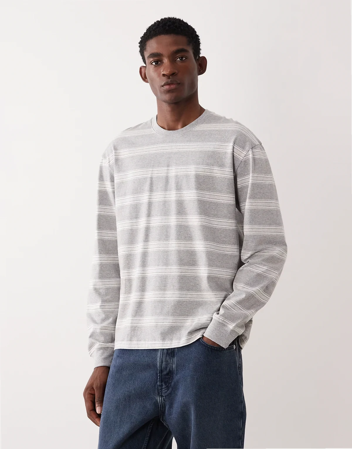 – Szary T-shirt z długimi rękawami i wzorem w paski