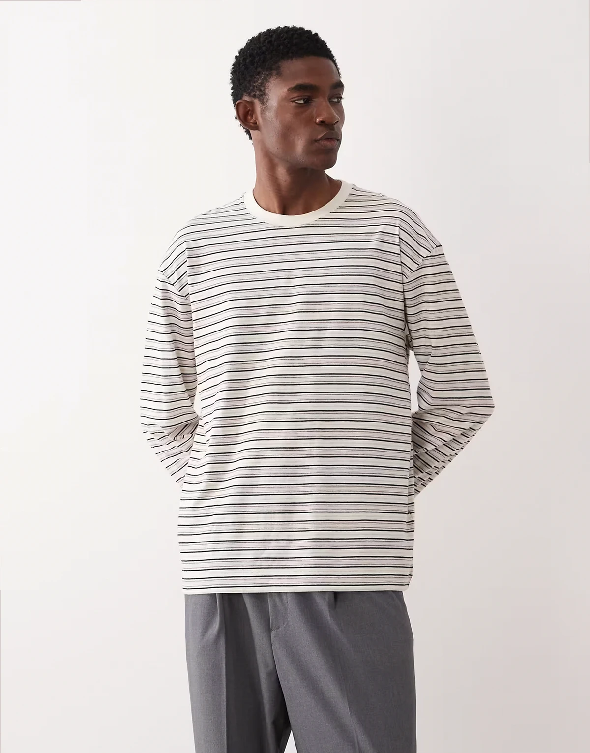 – T-shirt z długimi rękawami, w kolorze złamanej bieli w paski