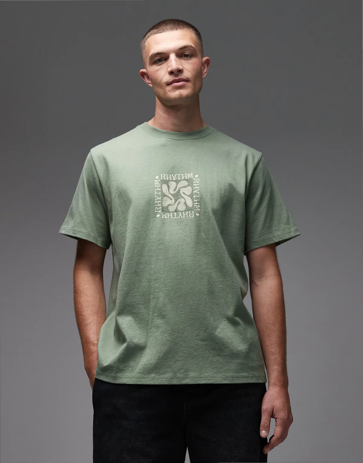 – T-Shirt in Salbeigrün mit Vintage-Waschung und Print vorne