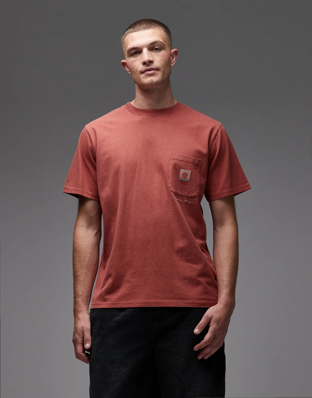 – T-Shirt in Tonbraun mit Vintage-Waschung und Tasche