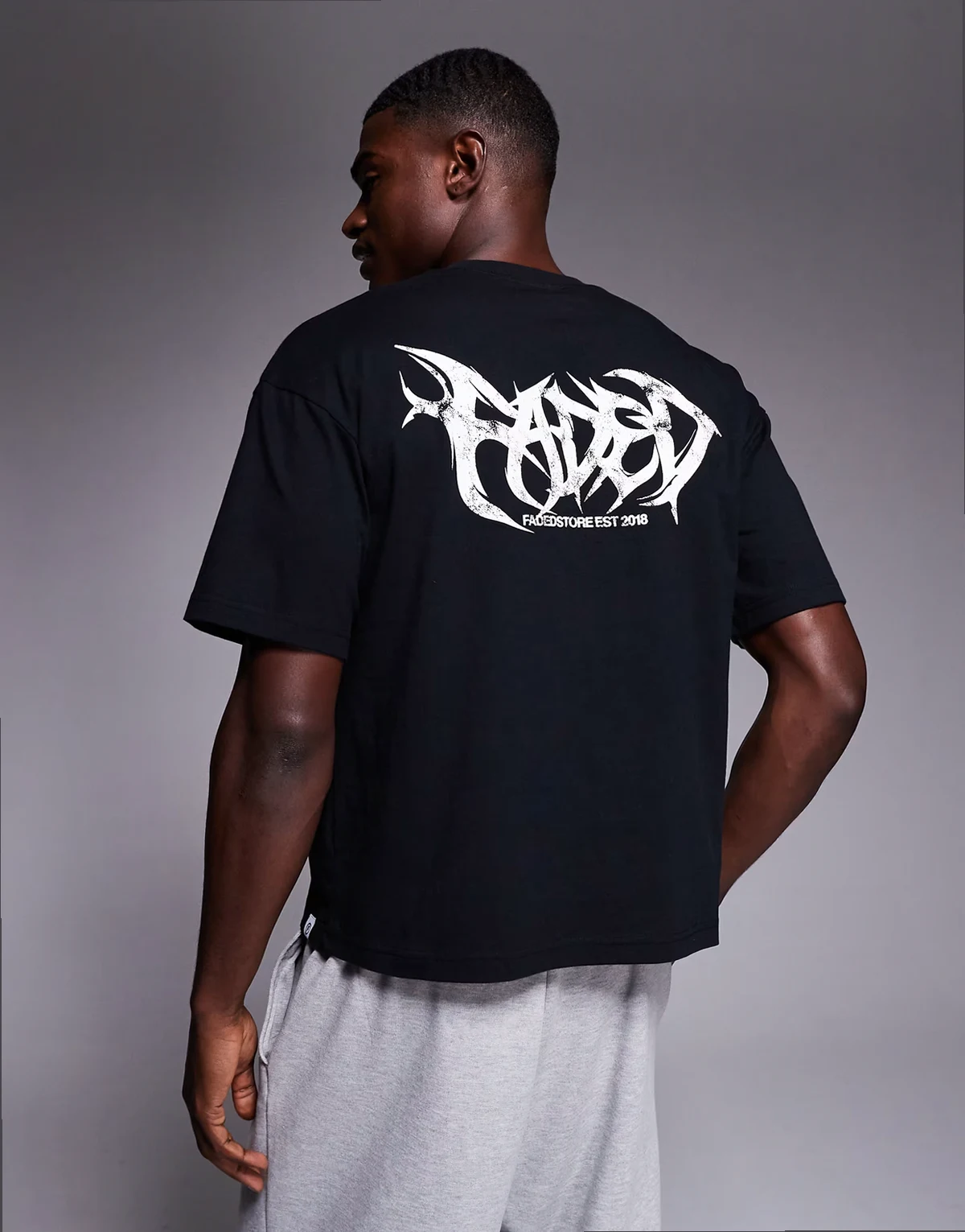 shadow back print cropped tee in black