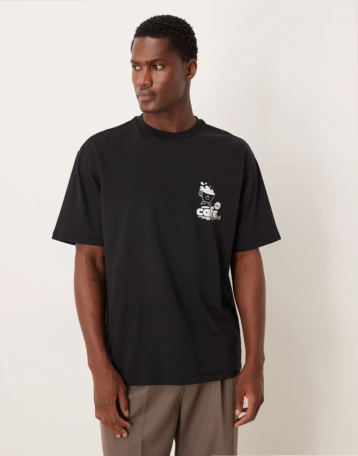 – Relaxed-Fit-T-Shirt in Schwarz mit kleinem Print auf der Brust