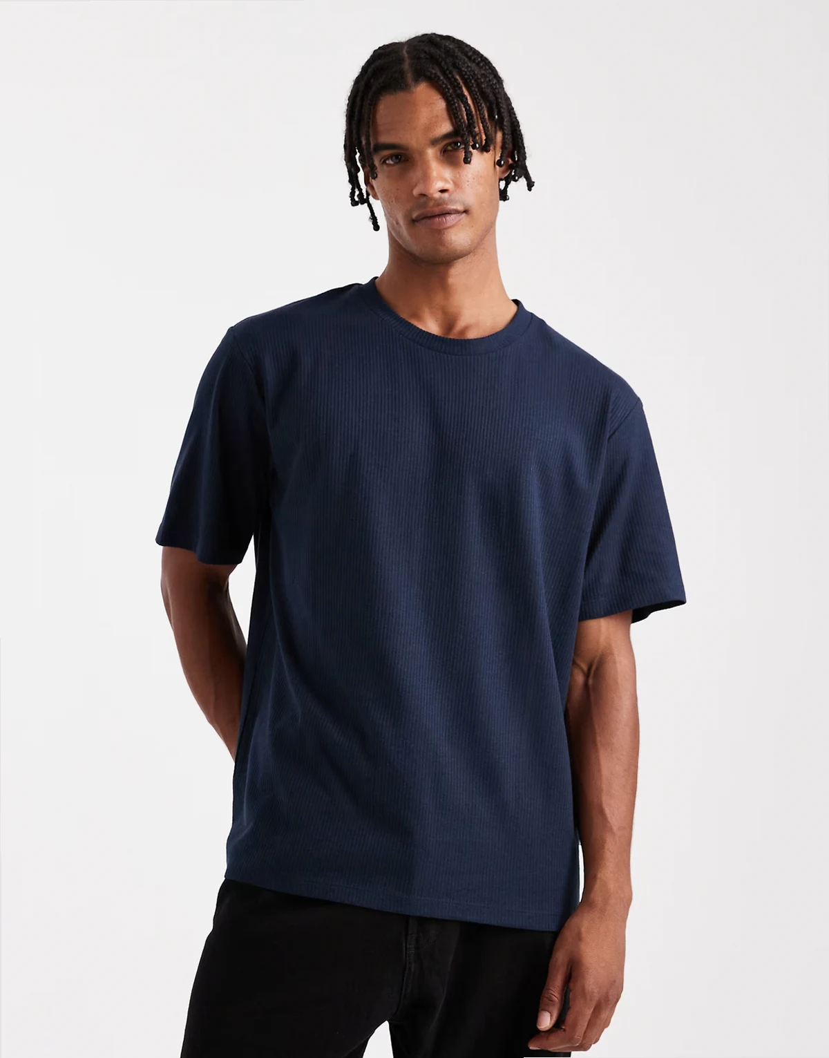 – Granatowy prążkowany T-shirt