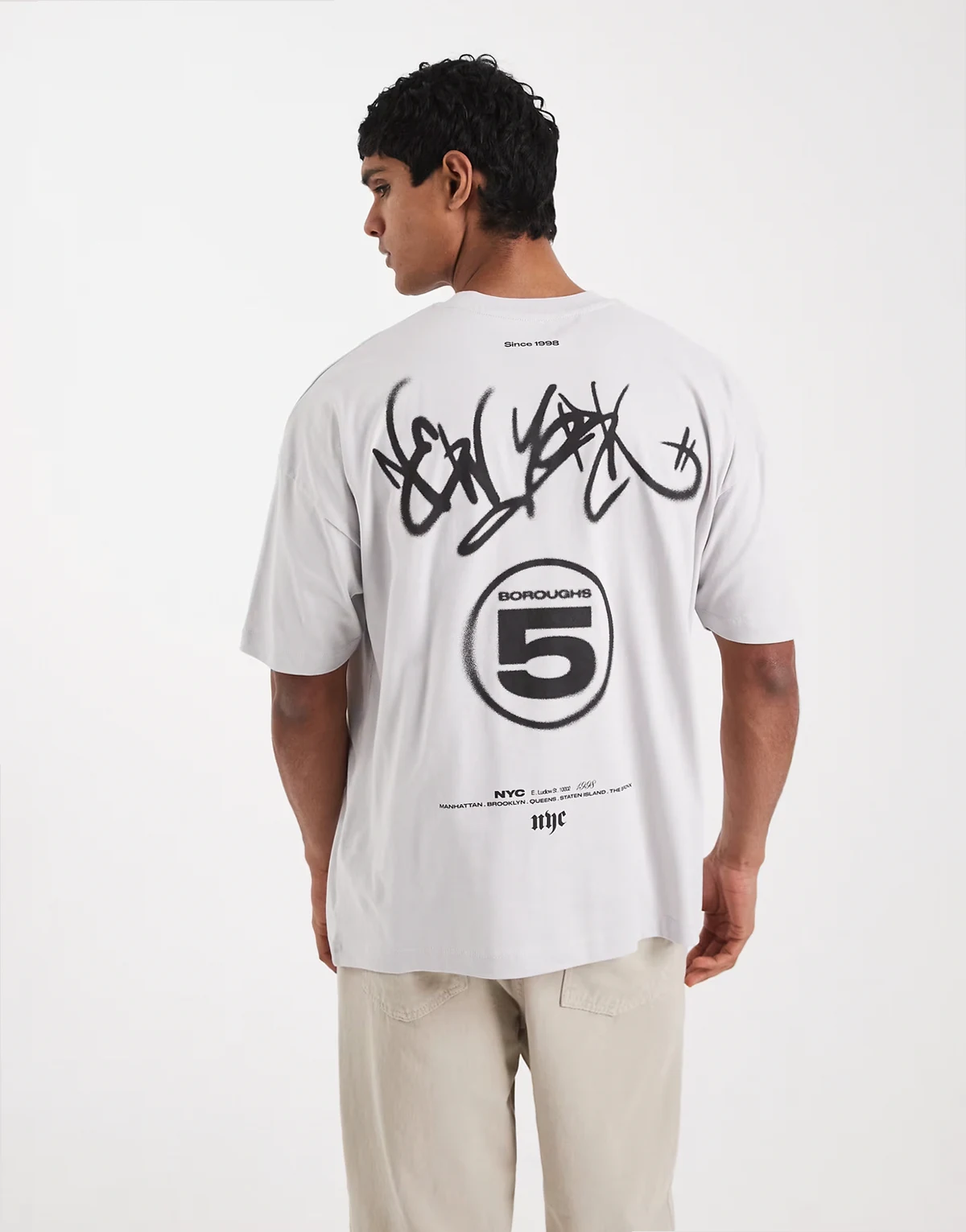 – Relaxed-Fit-T-Shirt in Grau mit überschnittener Schulter und Street-Schaumprint