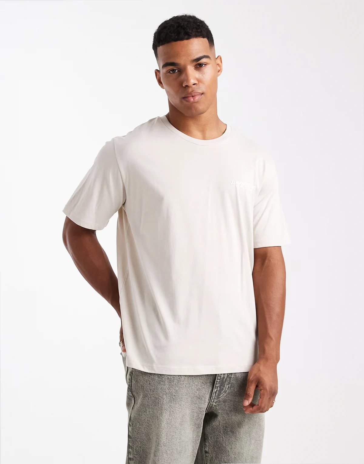– Kremowy T-shirt z logo na piersi