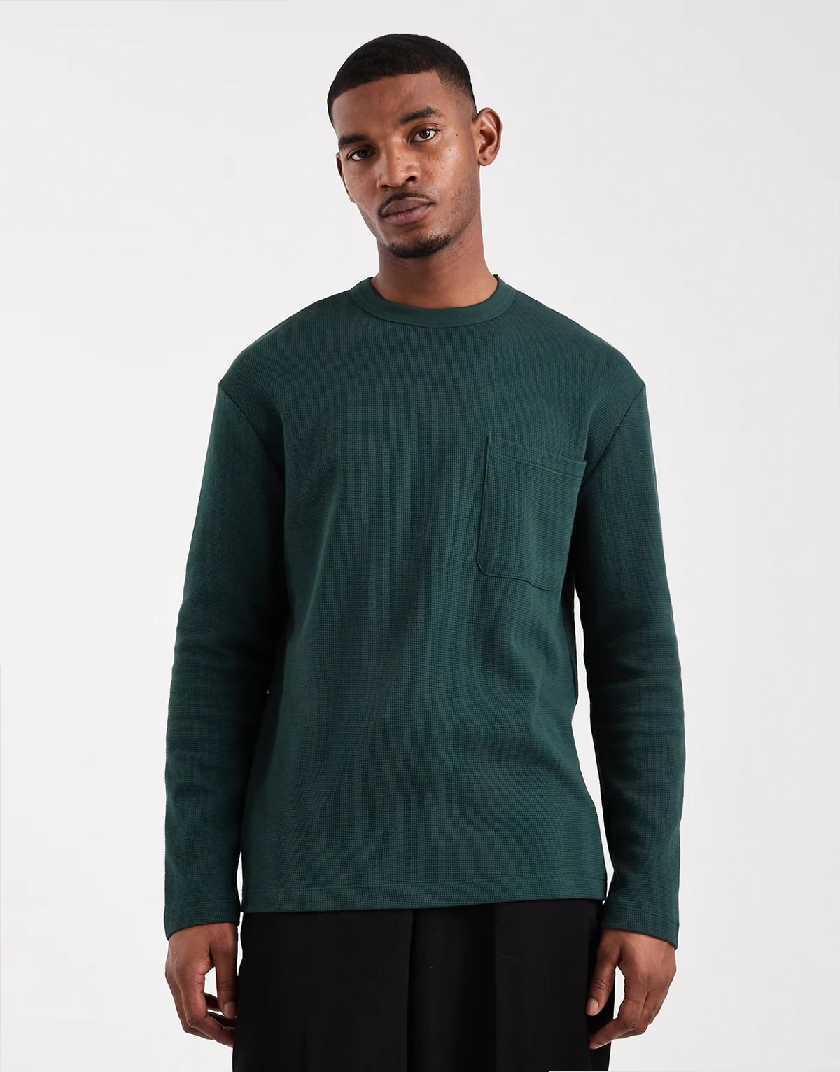 – Langärmliges Relaxed-Fit-T-Shirt in Grün mit Waffelstruktur und Tasche