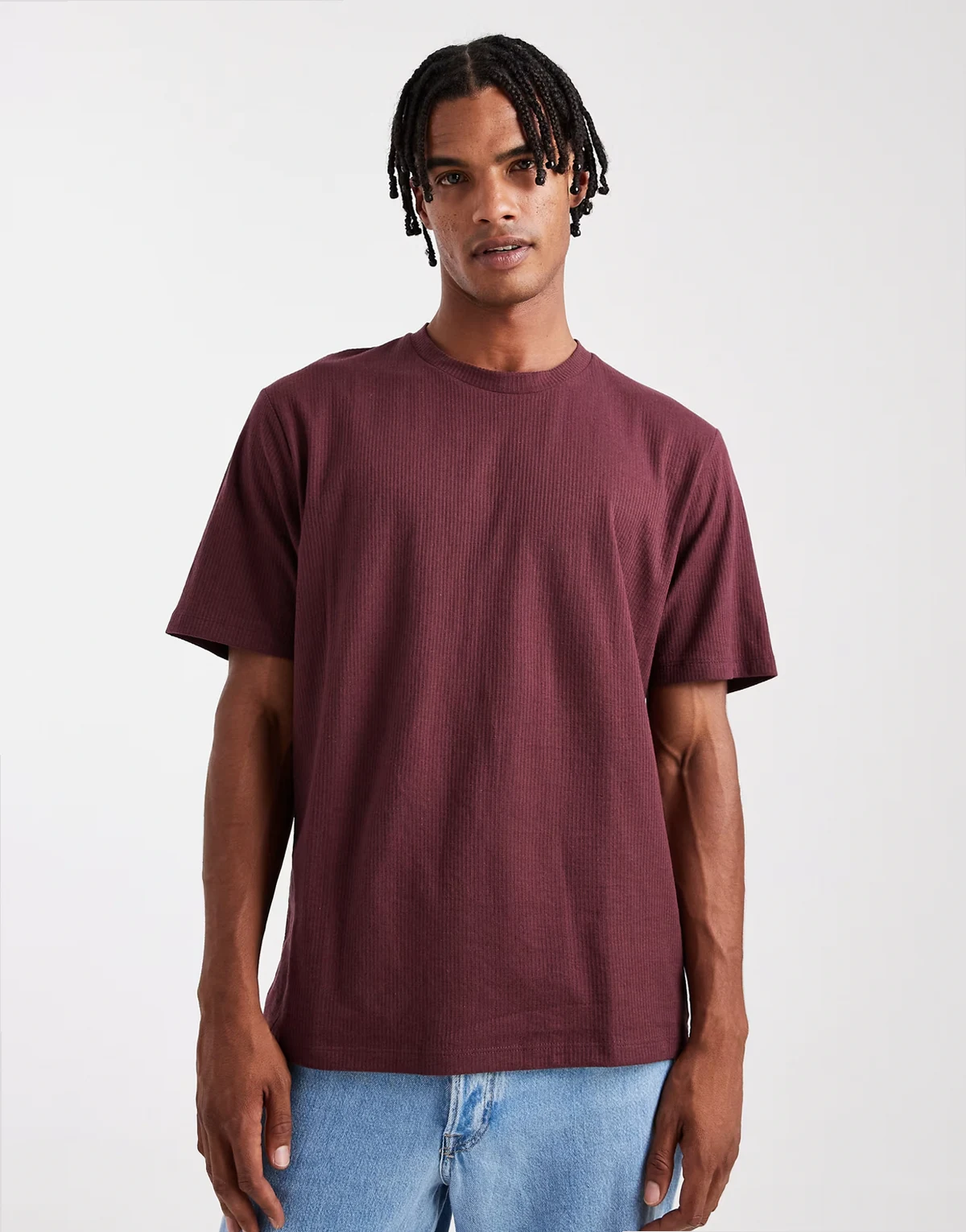 – Prążkowany bordowy T-shirt