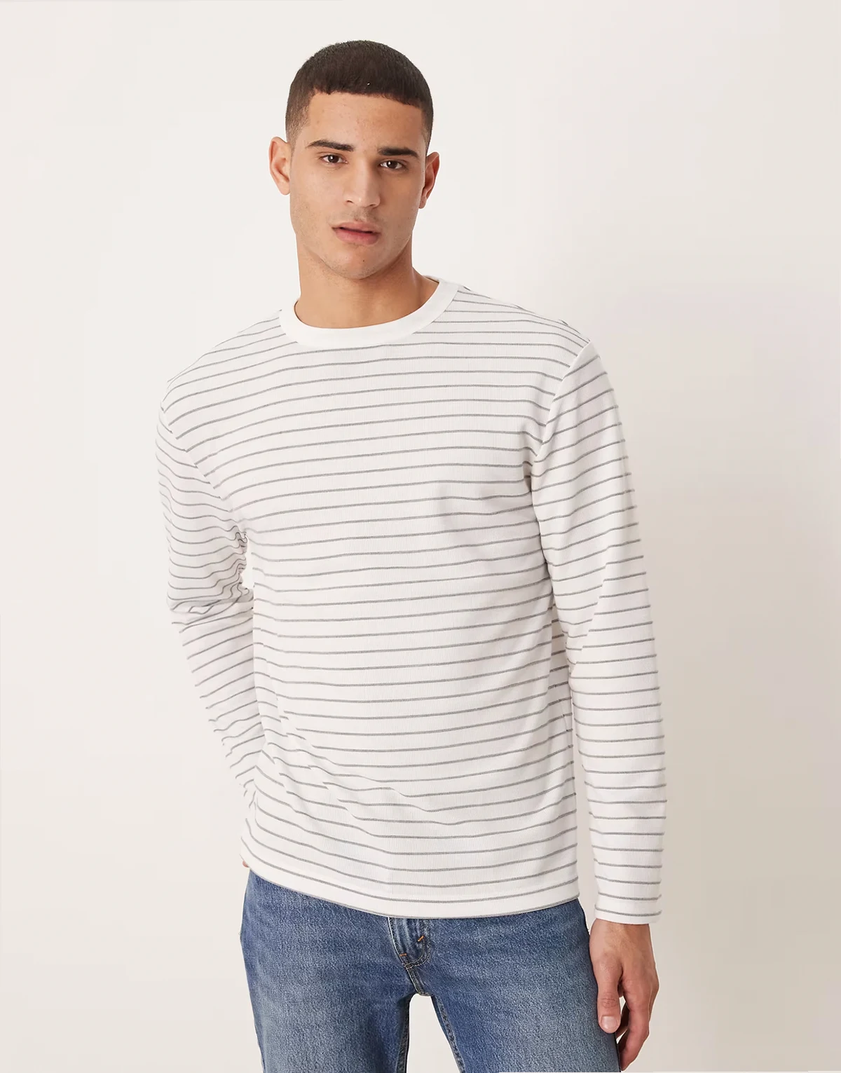 – Langärmliges Relaxed-Fit-T-Shirt in Weiß mit grauen Streifen