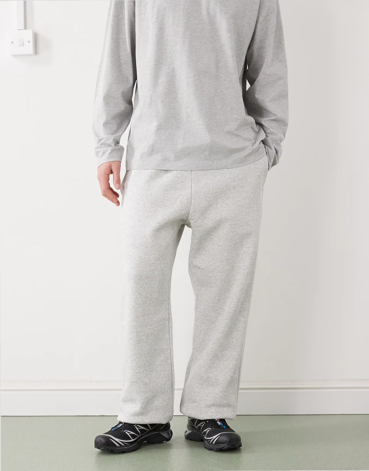 – Grau melierte Jogginghose mit lockerem Schnitt und geradem Bein