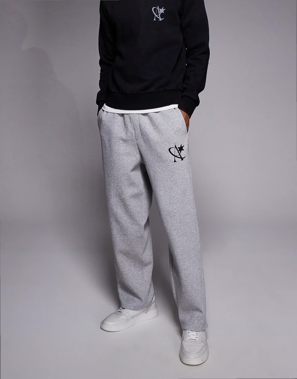 loose fit sweatpants with star logo in light gray