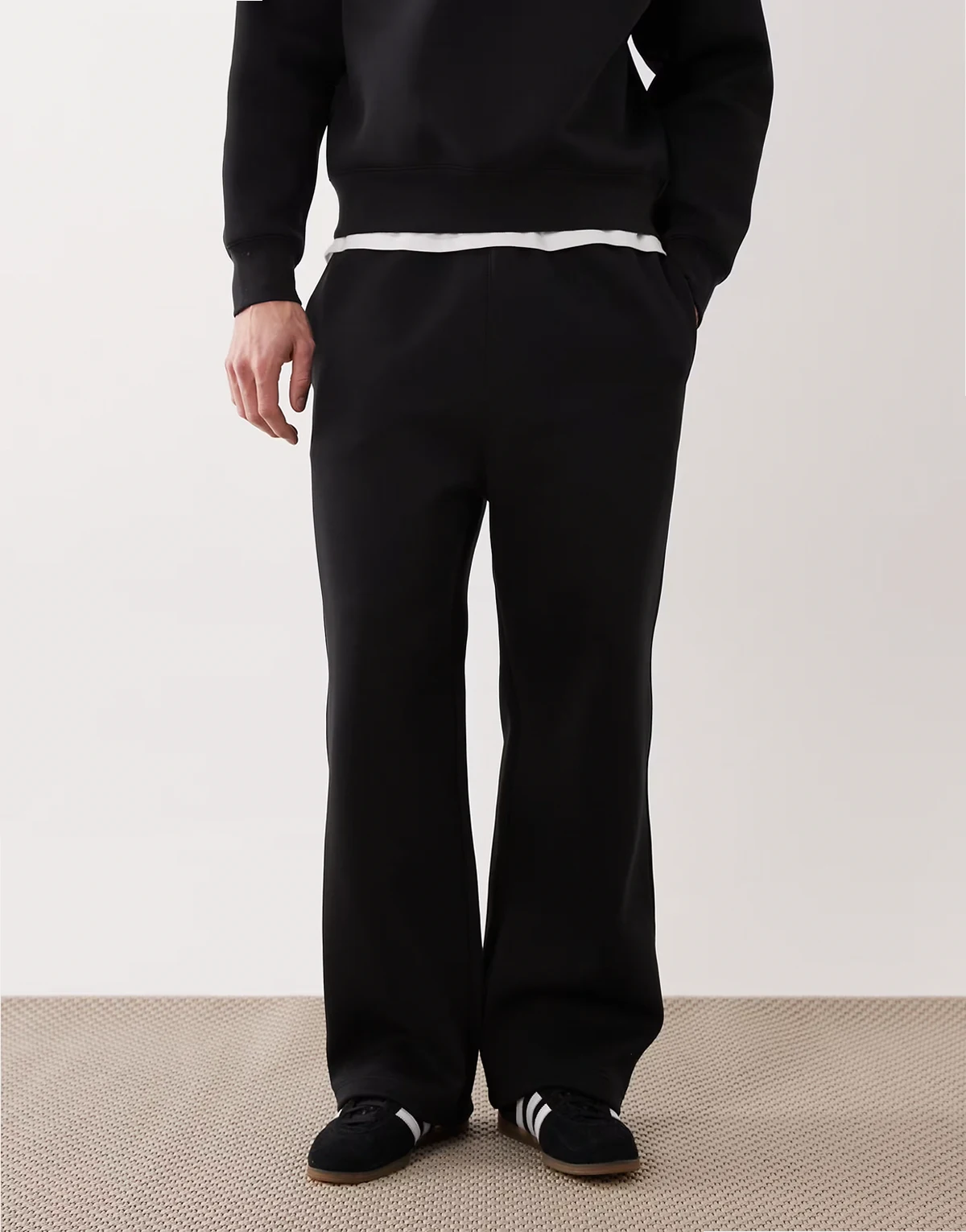 – Mix and Match – Jogginghose aus neoprenartigem Material in Schwarz mit geradem Bein