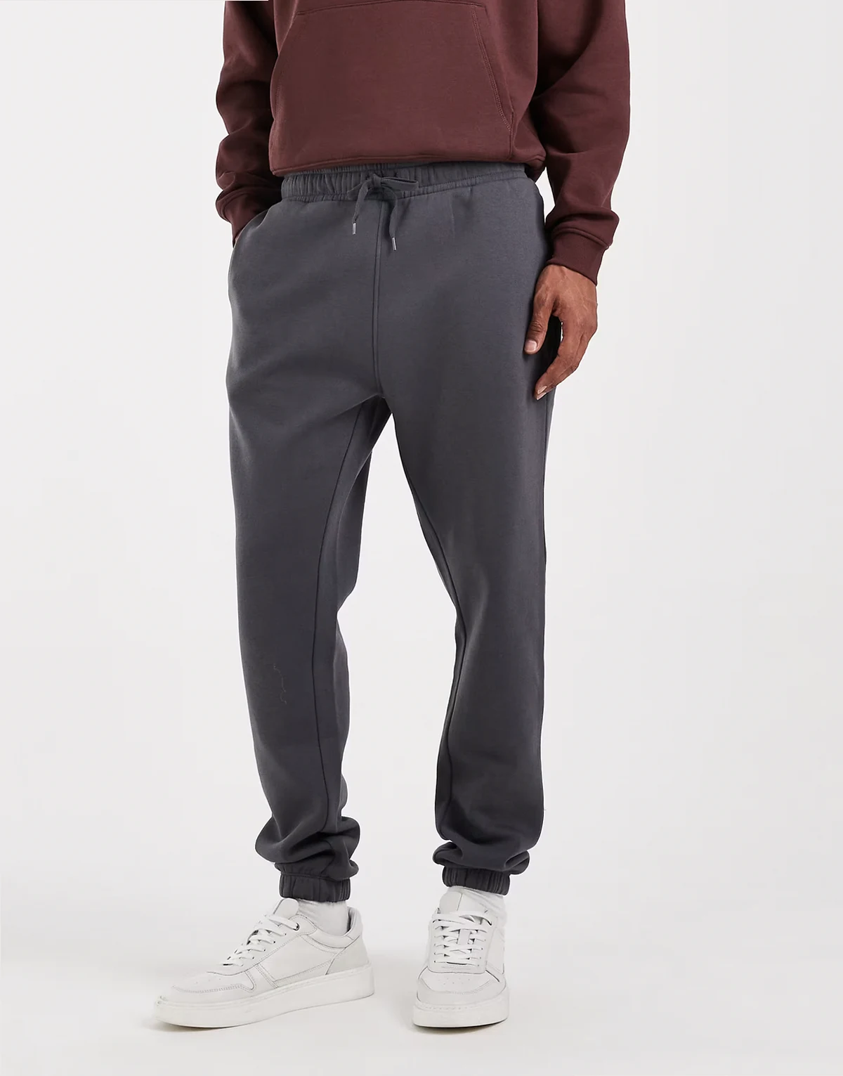 – Schmal geschnittene Basic-Jogginghose in Anthrazit