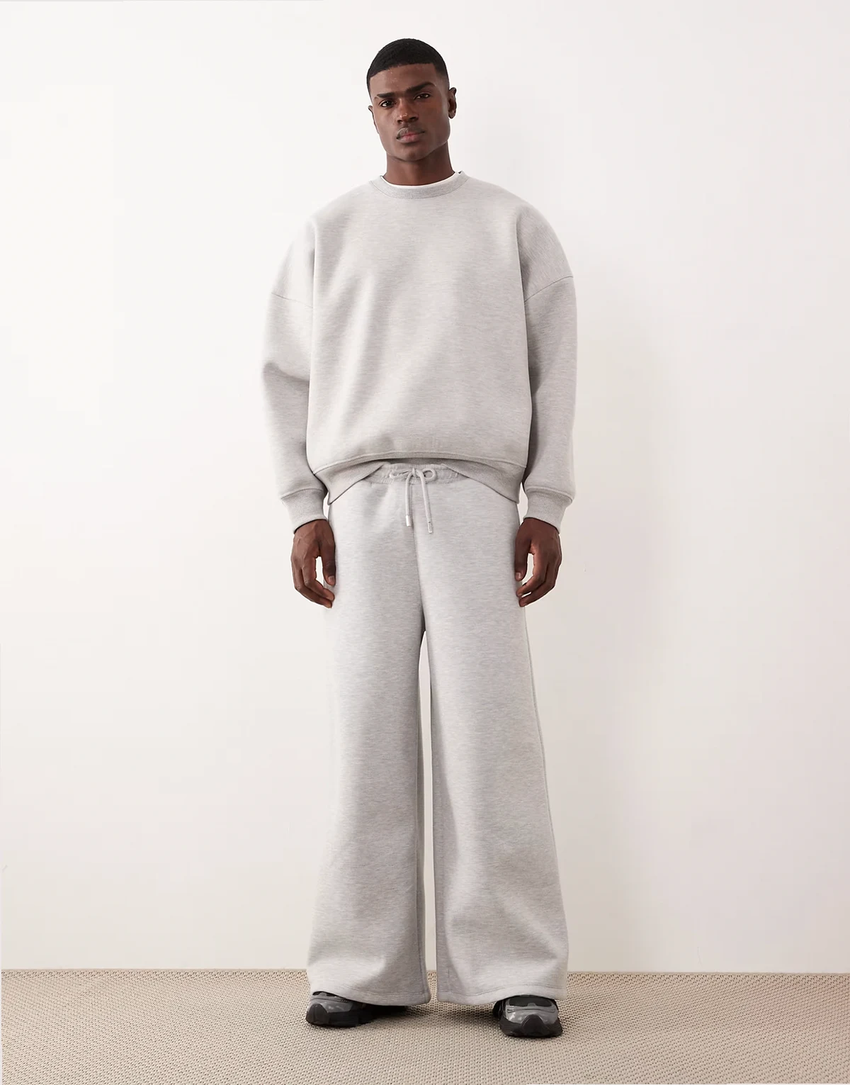 – Szare melanżowe grube joggersy z bardzo szerokimi nogawkami z materiału w stylu scuba
