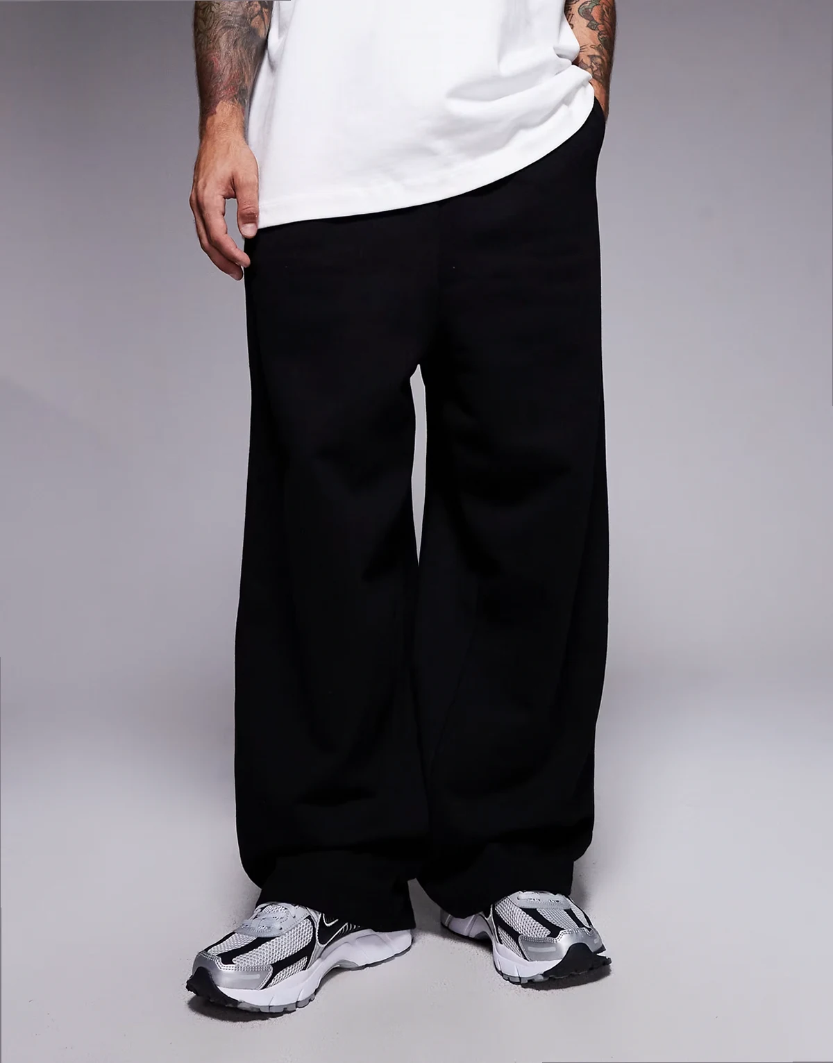 – Hochwertige Loose Fit Jogginghose aus schwerem Stoff in Schwarz, 400 g/m²