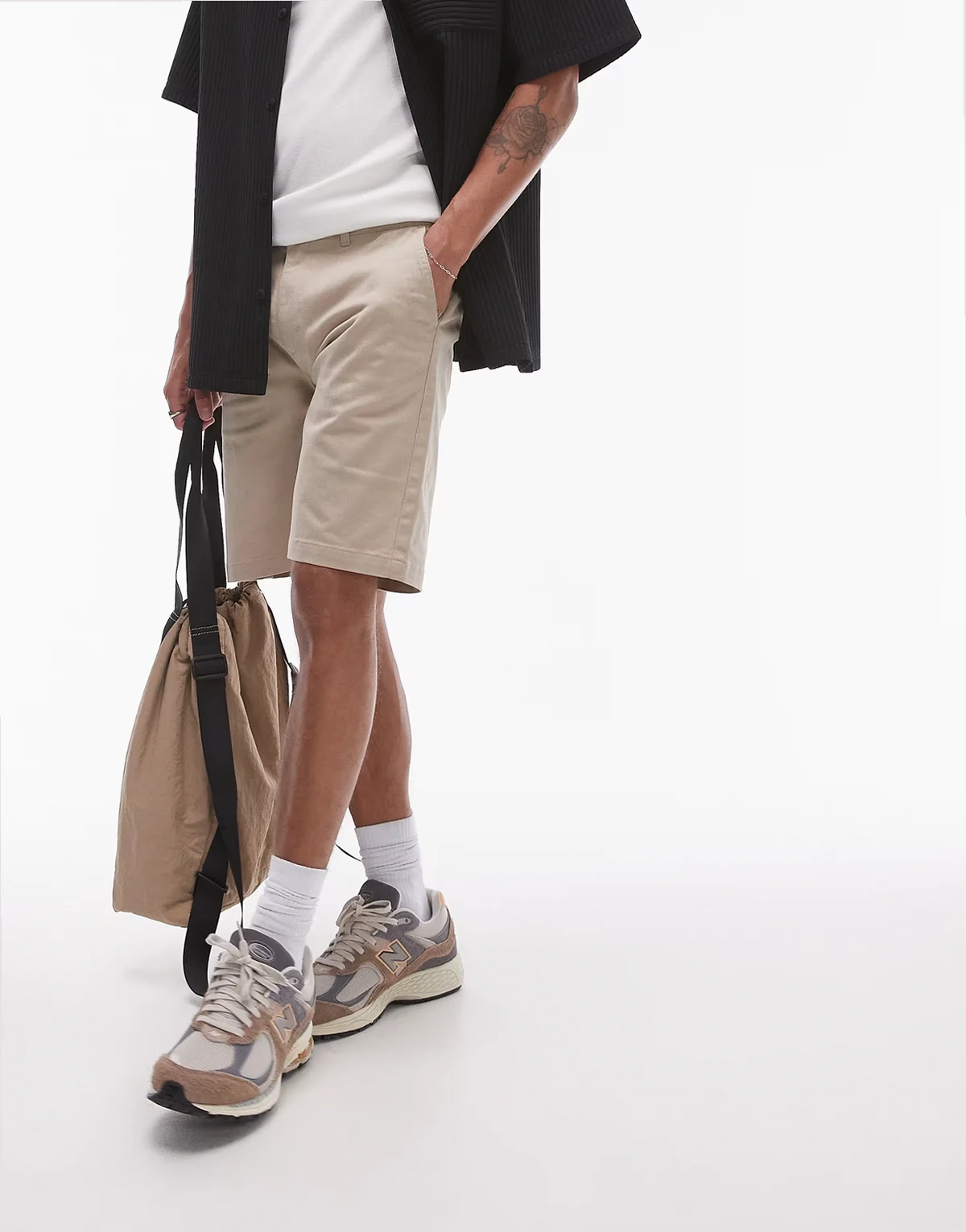 – Schmal geschnittene Chino-Shorts in Steinbeige