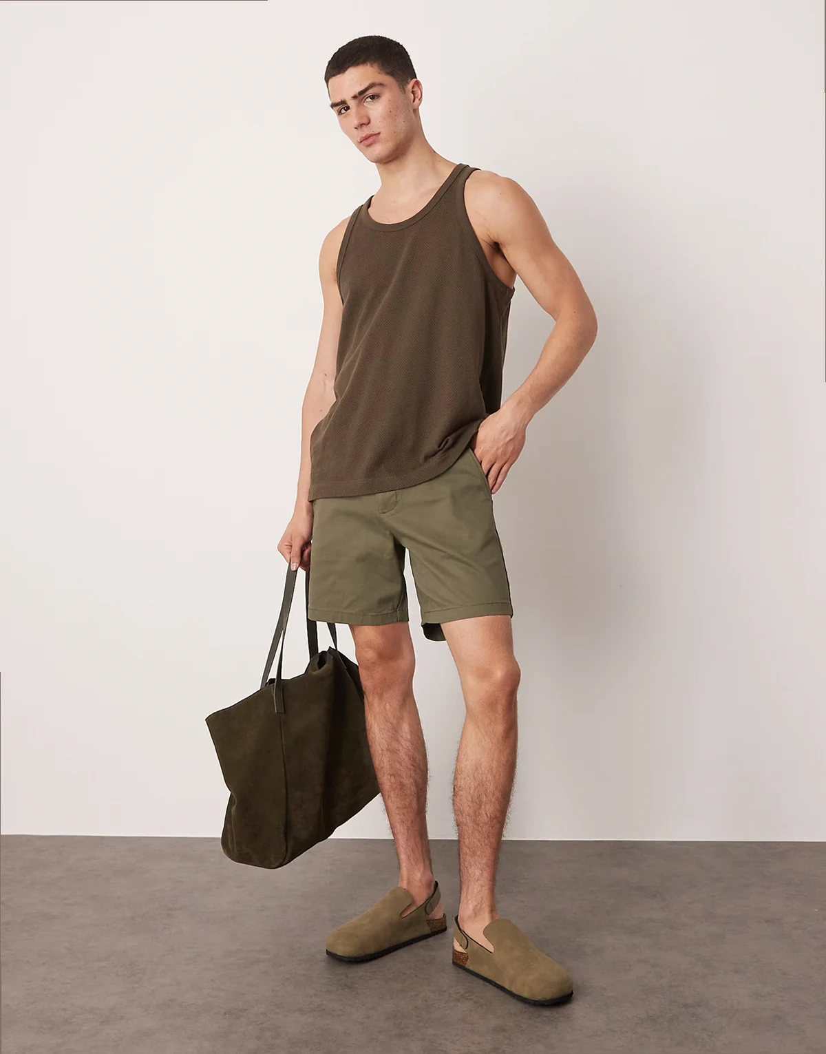 – Halblange Chino-Shorts in Khaki mit engem Schnitt