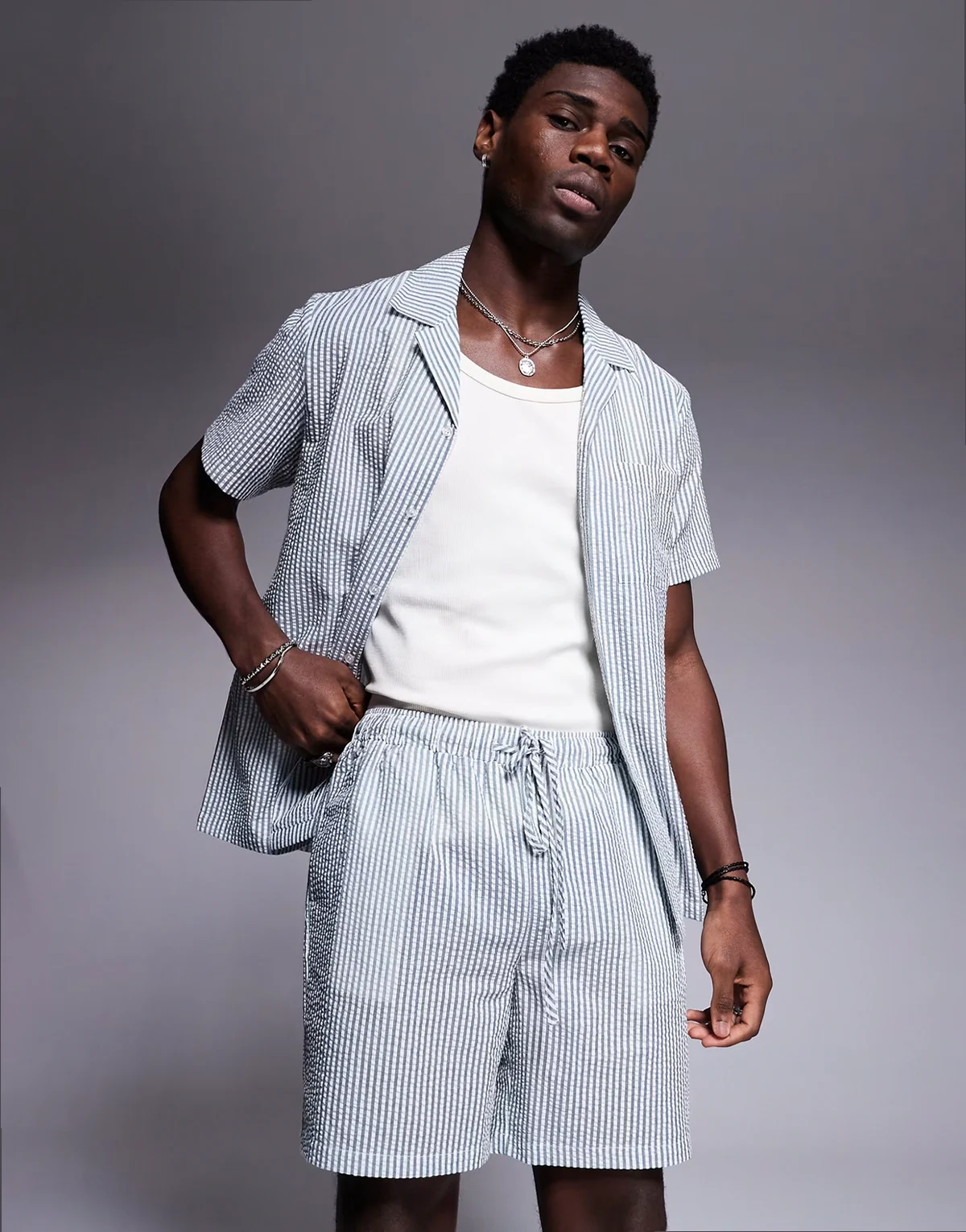 – Ciemnoszare szorty plażowe z kory, część zestawu