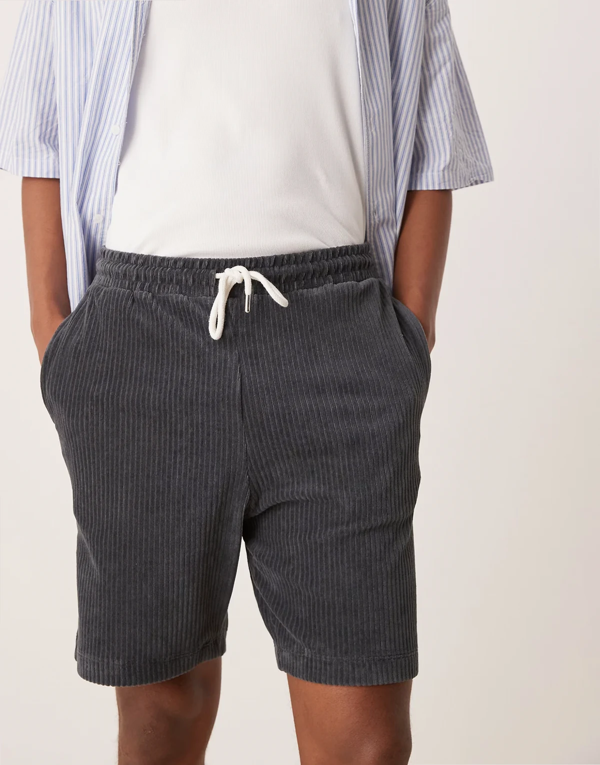 – Oversize-Shorts aus geripptem Velours in Grau