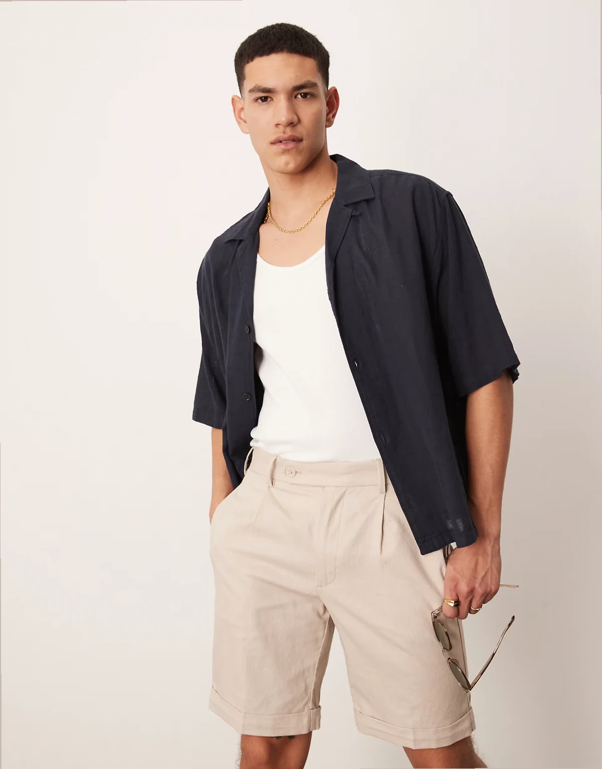 – Elegante, gerade geschnittene Chino-Shorts aus Leinenmix in Steinbeige mit Frontbundfalte
