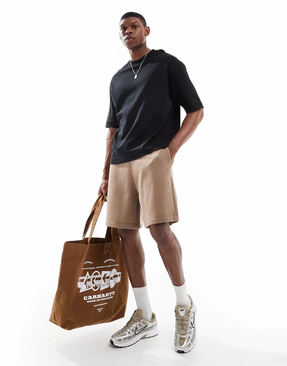 – Mittellange Basic-Shorts in Hellbraun mit Oversize-Passform