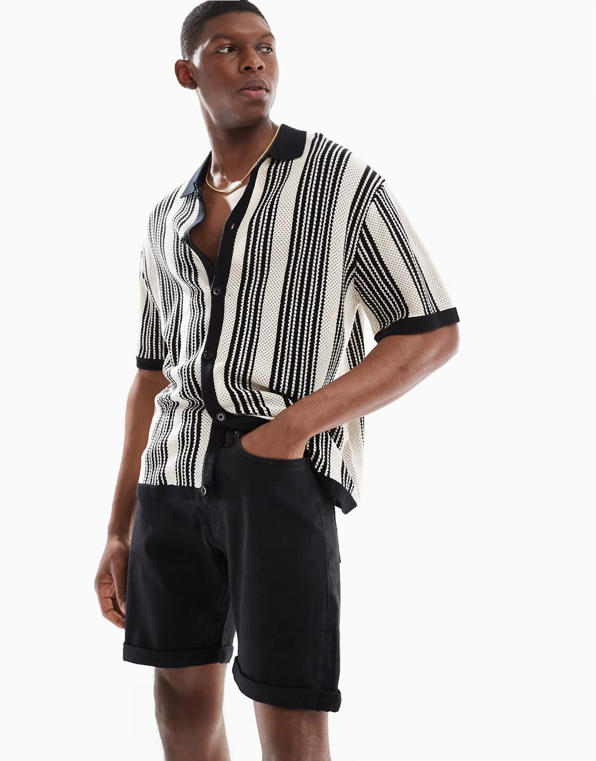 – Czarne szorty jeansowe z podwiniętymi nogawkami