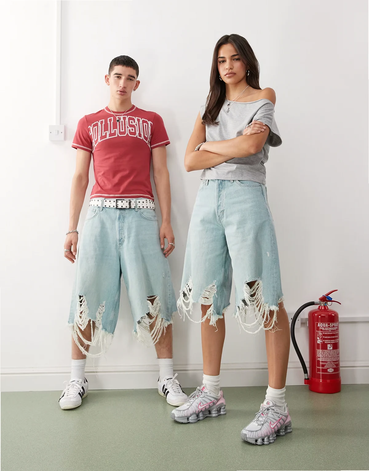 – Unisex-Jeansshorts in blauer Waschung mit extremer Oversize-Passform im Used-Look