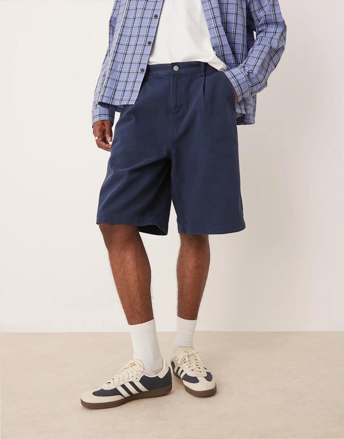 – Lange Shorts in Marineblau mit Bundfalten