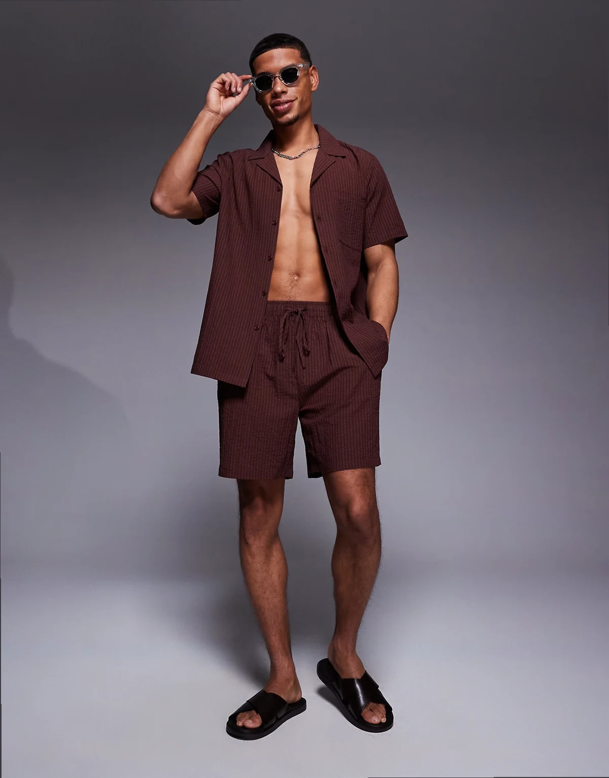 – Brązowe szorty plażowe z kory, część zestawu