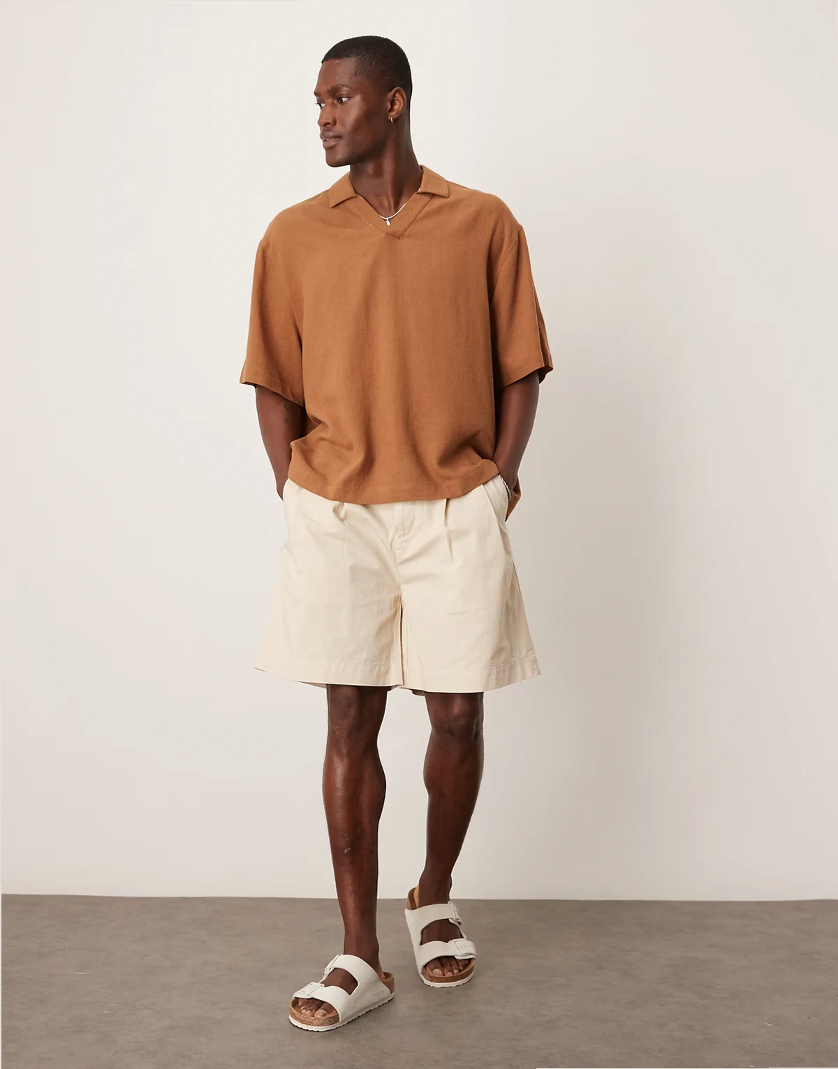 – Chino-Shorts in Beige mit Bundfalten