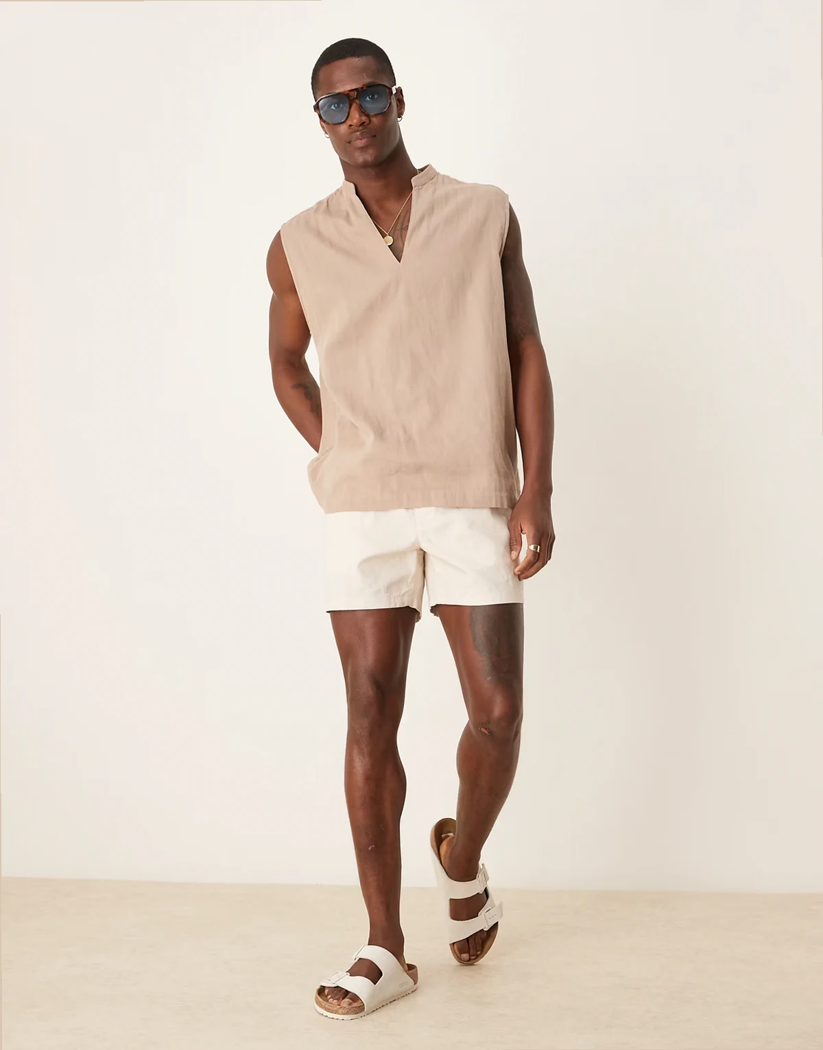 – Kürzere, schmal geschnittene Bermudashorts aus Leinenmix in Steinbeige