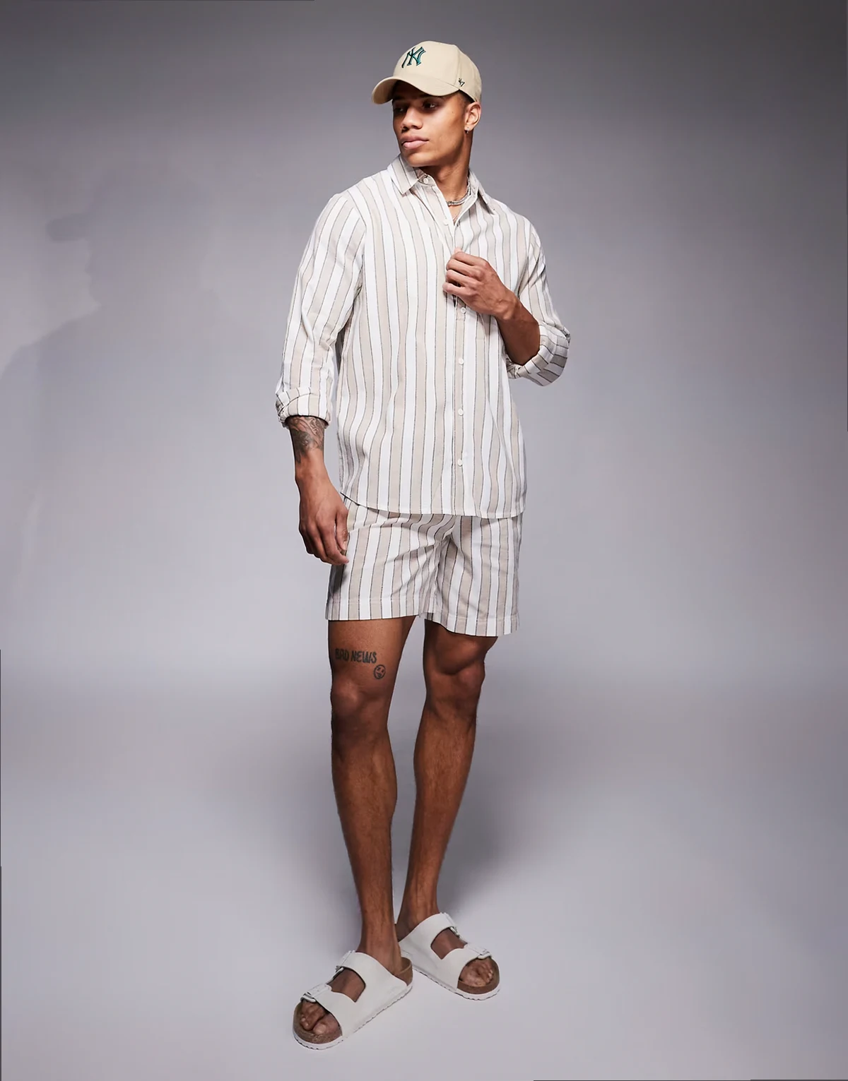 – Gestreifte Strand-Shorts in Beige und Weiß mit Tunnelzug