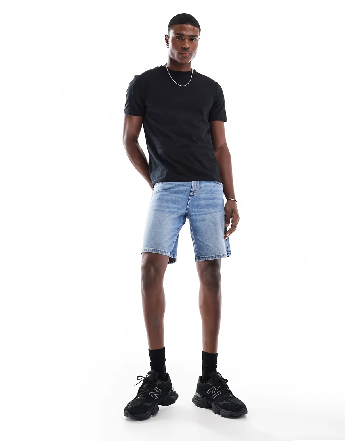– Schmal geschnittene Jeansshorts mit regulärer Länge und Waschung in Hellblau