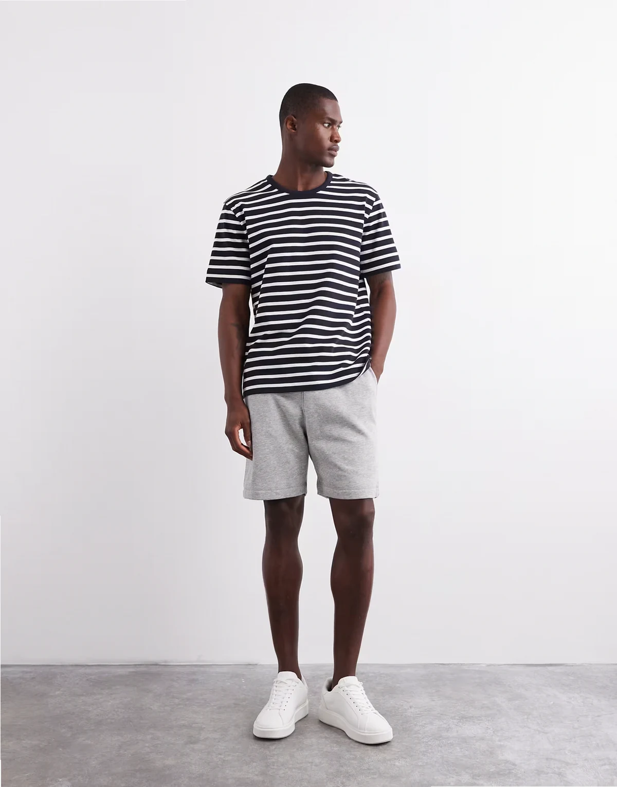 – Essential – Mittellange, schmal geschnittene Shorts in meliertem Grau