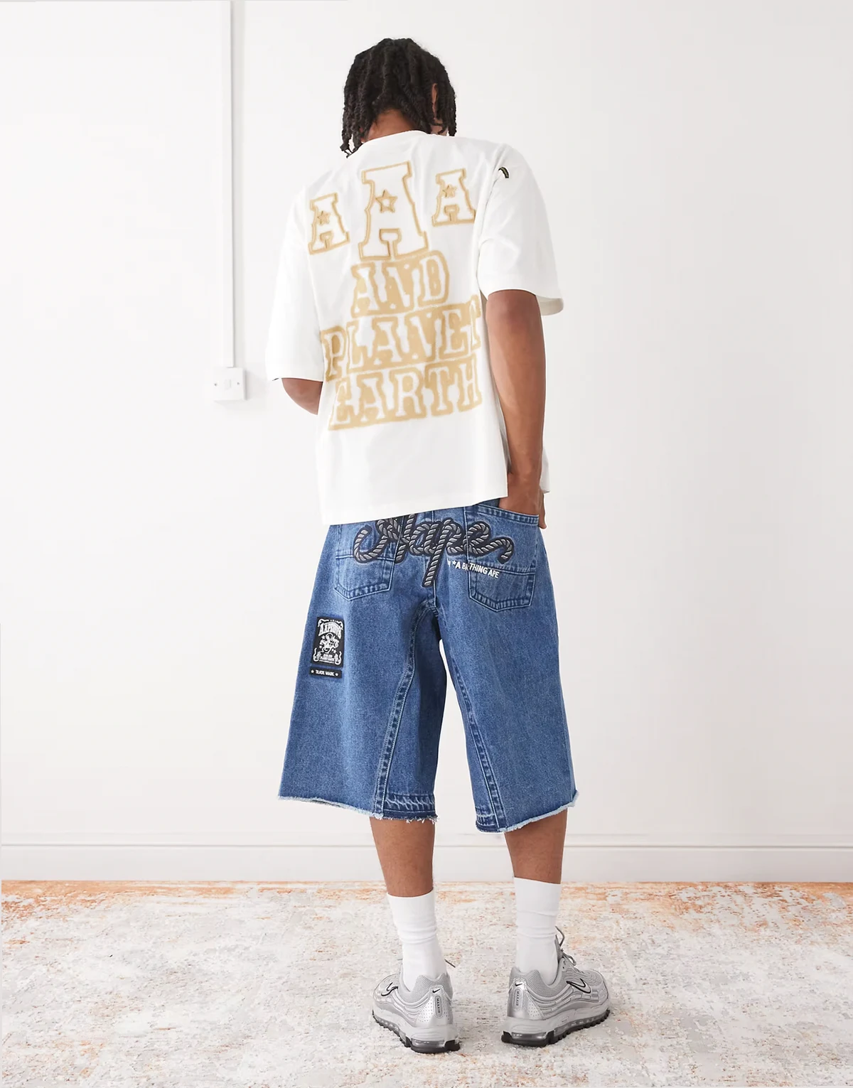 AAPE by A BATHING APE – Jeansshorts in hellblauer Waschung mit Logostickerei