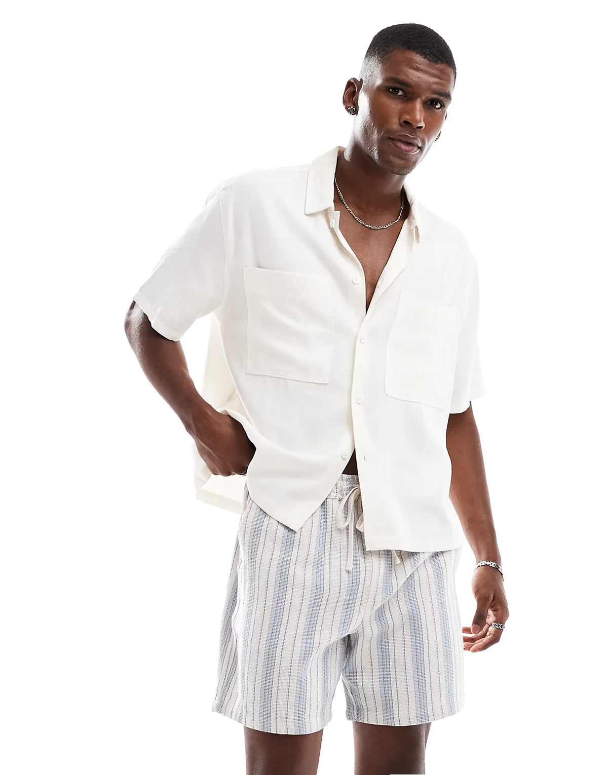 – Strukturierte Shorts mit elastischem Bund mit blauem Streifen