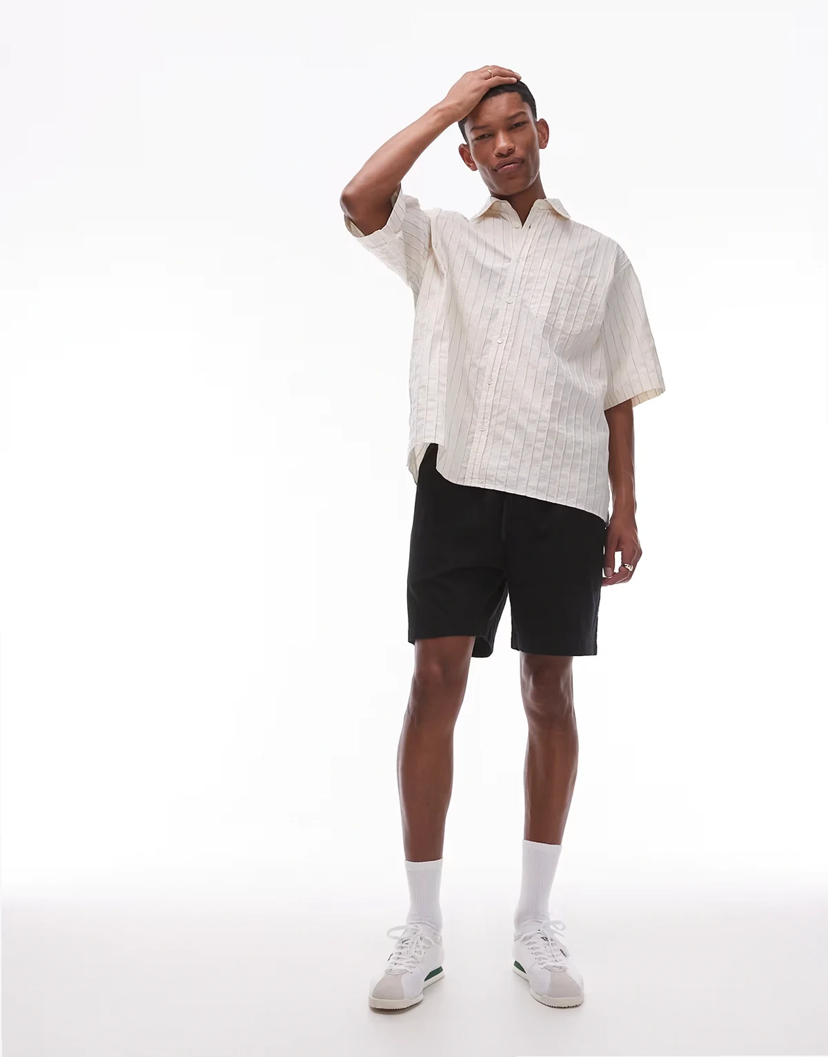 – Czarne szorty z kory z troczkami w talii