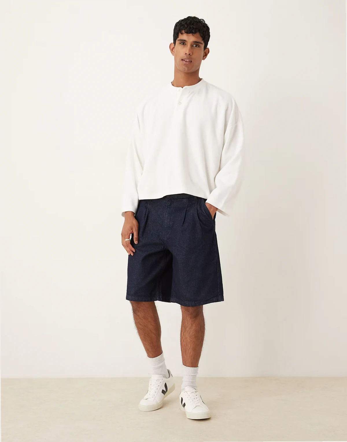 – Lange Jeans-Jorts in Raw-Waschung mit doppelten Bundfalten