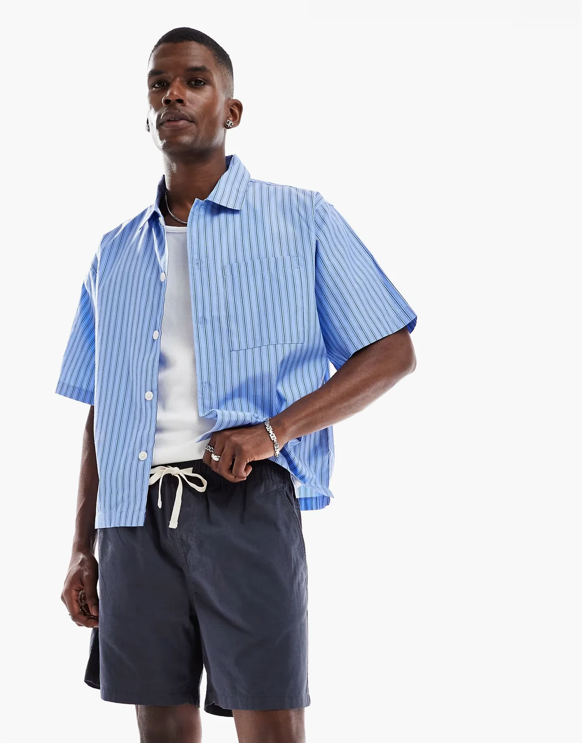 – Schlichte Shorts in strukturiertem Marineblau